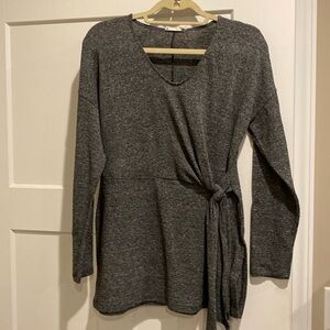 Gray Top with a tie at the waist for a slimming effect. Size medium.